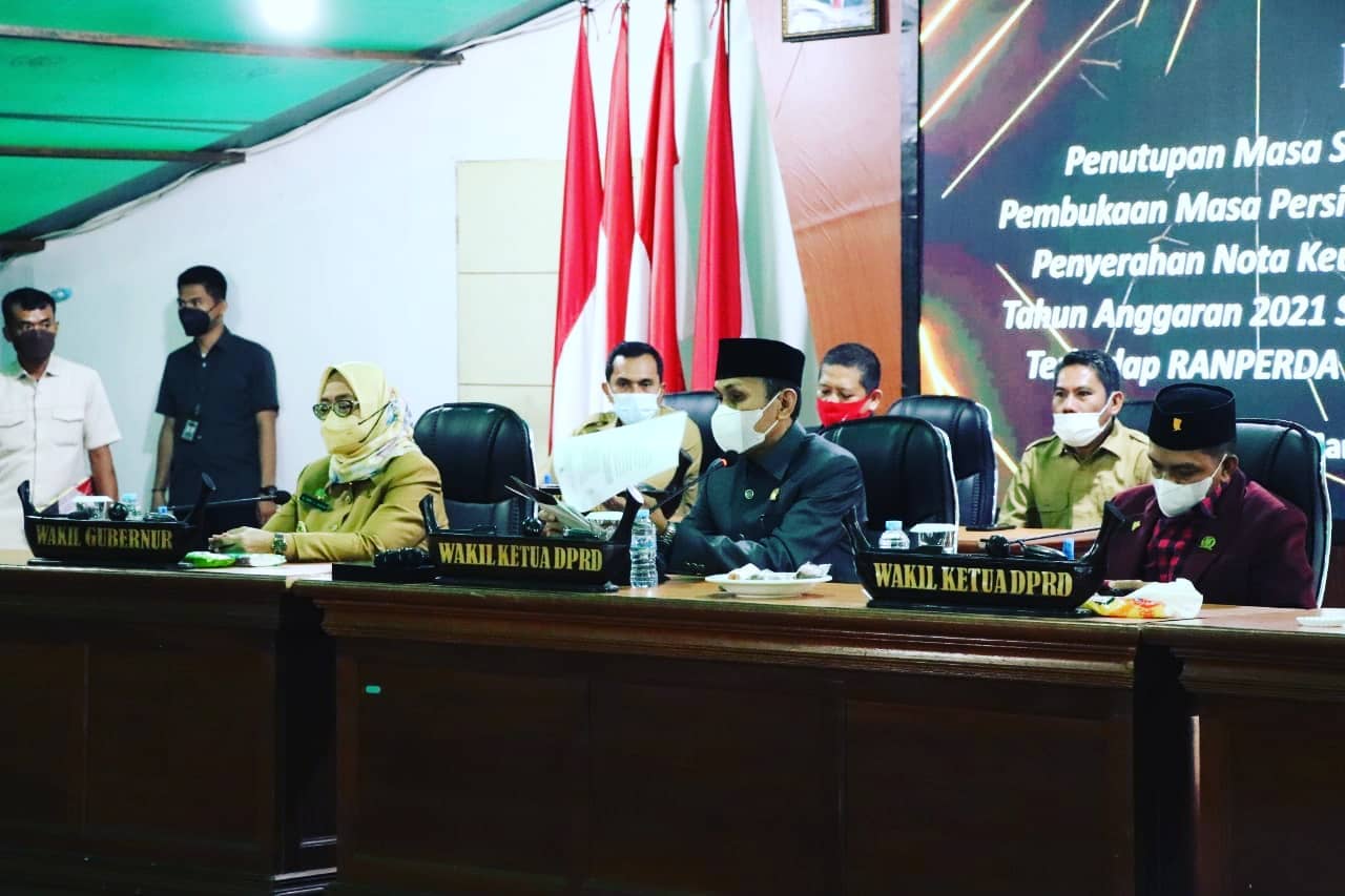 Penutupan Masa Sidang Ketiga Tahun 2021, Pemprov Serahkan Ranperda APBD-P ke DPRD Sulbar